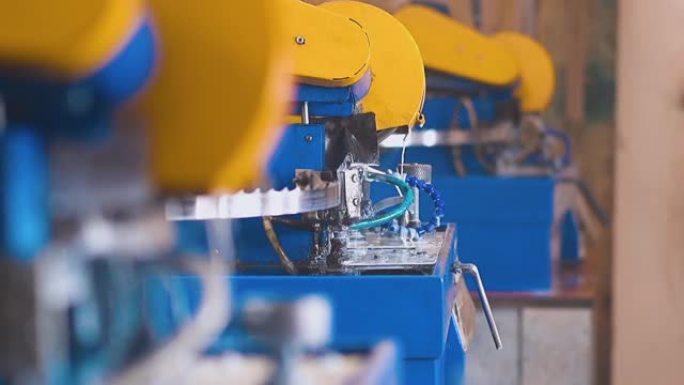 机器人机床在工厂锐化带锯条