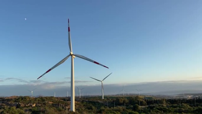 南撒丁岛portoskuso拥有美丽蓝天的风力涡轮机