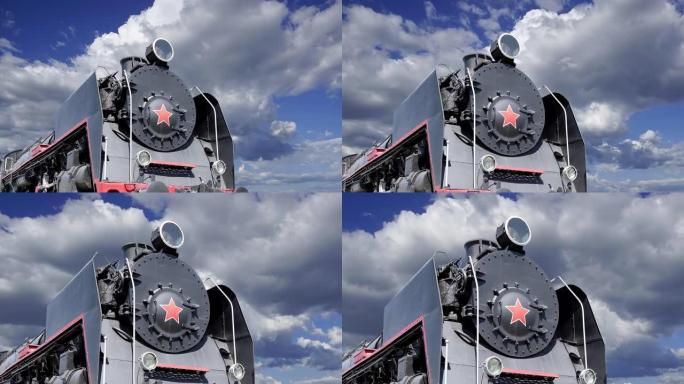 古老的蒸汽机车对抗移动的云层，俄罗斯莫斯科