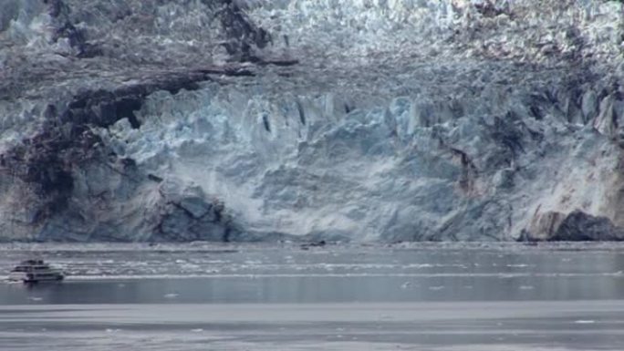 小船，游客靠近阿拉斯加的约翰·霍普金斯冰川。