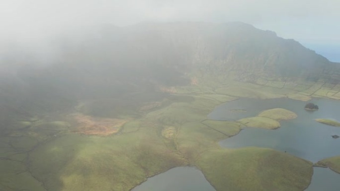 飞越火山顶部的云层。Caldeirao，Corvo，亚速尔群岛的绿色斜坡和湖泊