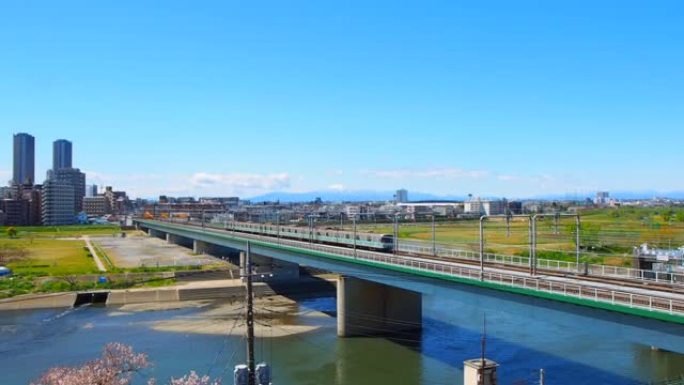 乘火车经过玉川和住宅建筑物武藏小杉神奈川/日本