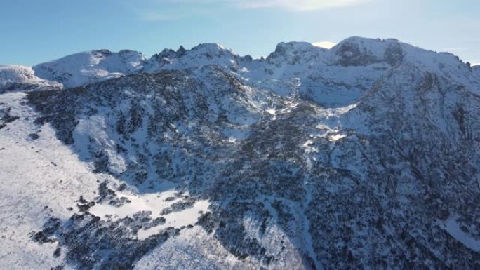 保加利亚里拉山库本斯和奥洛夫茨峰的冬季景观