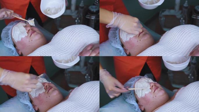 美容师将藻酸盐面膜涂在大码女性脸上