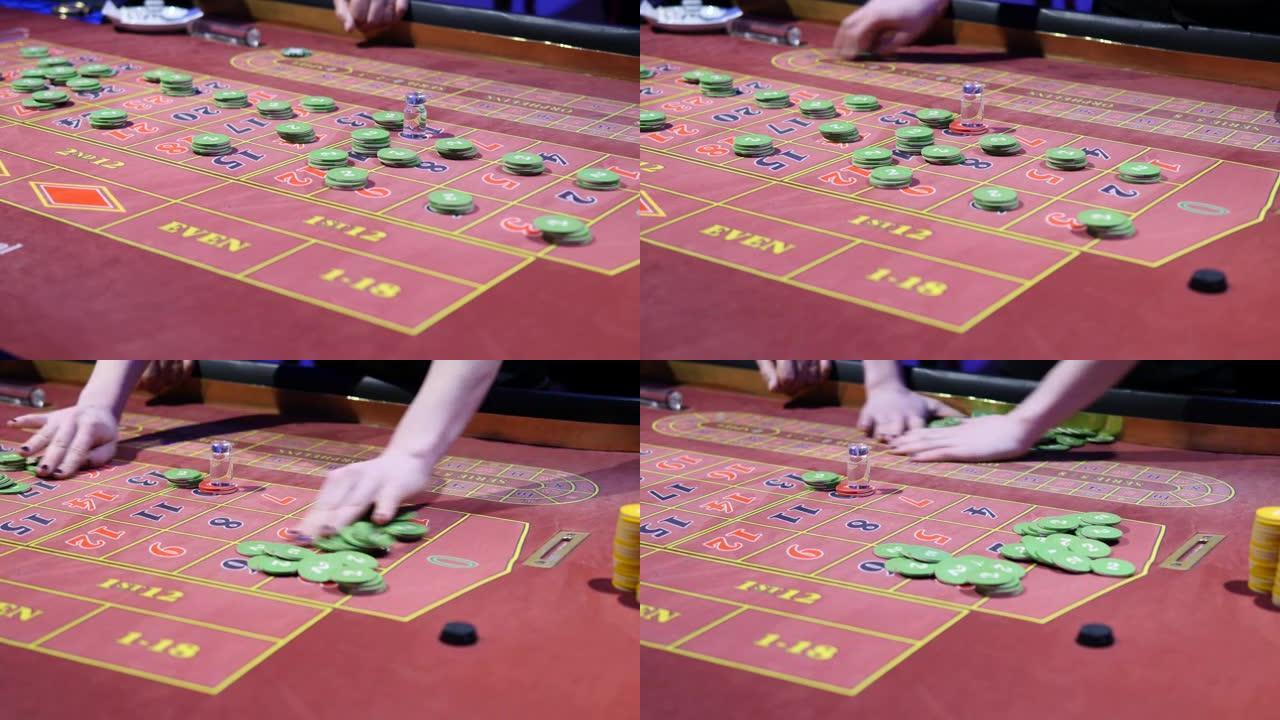 赌场里的庄家把筹码放在赌桌上