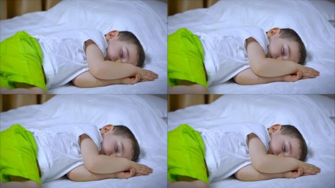 可爱的小男孩在床上甜蜜地睡觉，是婴儿睡眠的概念。