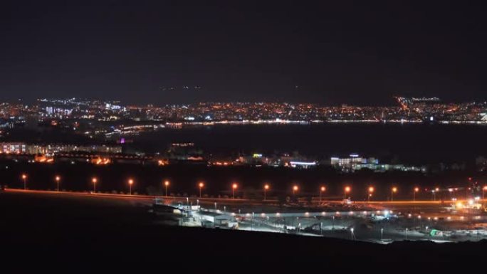夜间带海湾的发光格连吉克市的景色，反映在海湾的水中