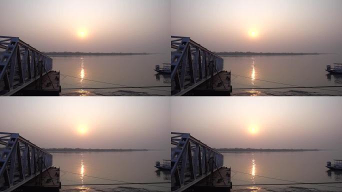 马特拉河上的孙德尔班老虎保护区的日落