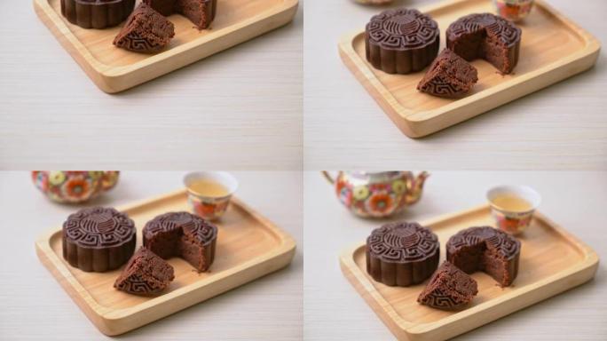 木版上的中国月饼黑巧克力味