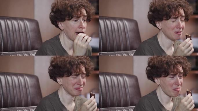 女人哭着吃巧克力棒