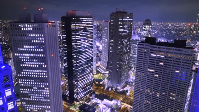 新宿的夜景衬砌着摩天大楼