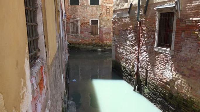 水充满了意大利威尼斯的安静交通免费街道