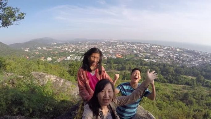 幸福的亚洲家庭，单身母亲和孩子一起在山景城，生活方式理念上自拍。