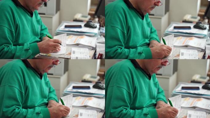 戴眼镜的高级财务人员坐在桌边，阅读合同并在纸上签名。在银行部门签署协议的流程