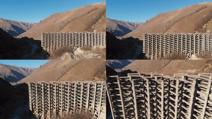 山峡谷中的泥石流保护结构。在全球变暖和季节性变暖期间保护定居点免受雪崩和泥石流的破坏结构