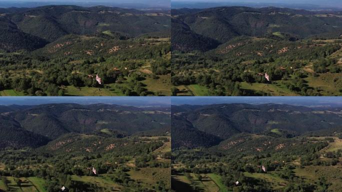 罗马尼亚塞梅尼山脉林登费尔德荒村的4k无人机剪辑。