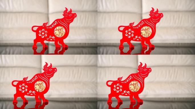 在沙发前的可站立的牛吉祥物作为牛年的象征中国人意味着好运