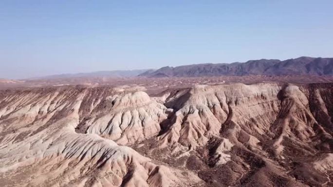沙漠中峡谷的彩色山丘