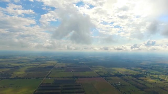 在云层之间飞行 (从无人机拍摄)
