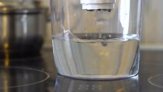 水在透明的水罐中过滤