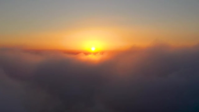 飞机视野高飞穿过云层进入美丽的日落