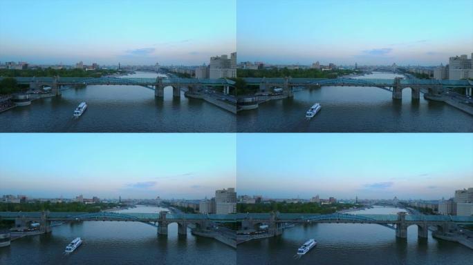 俄罗斯暮光之城莫斯科河著名高尔基公园人行天桥空中全景4k