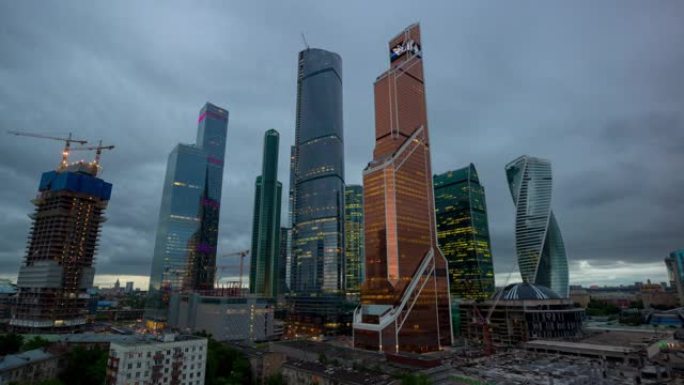 俄罗斯风暴天空现代莫斯科市工业屋顶全景4k延时