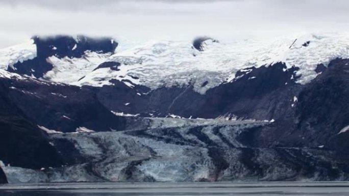 阿拉斯加的风景和美丽的约翰·霍普金斯冰川。