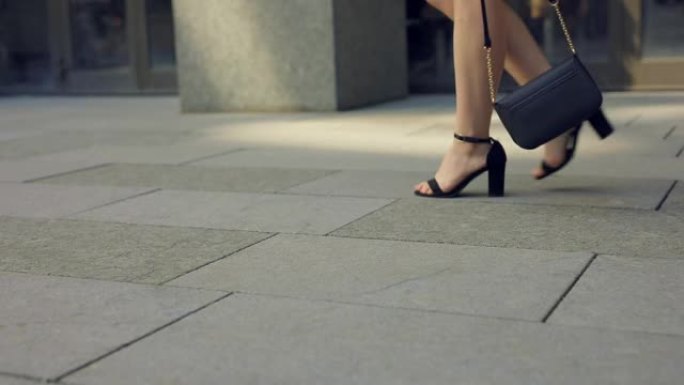 穿着高跟鞋的女人走路的腿