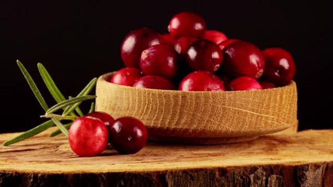 木碗中新鲜成熟的蔓越莓。