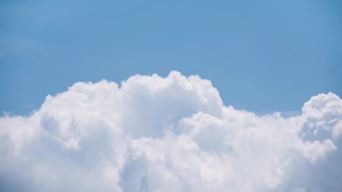 4k延时白色云堆在明亮的蓝色夏季天空中改变形态