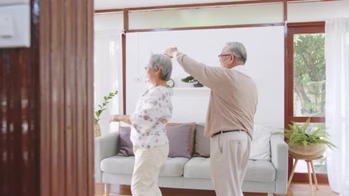 亚洲老年夫妇喜欢在家跳舞放松，老年退休生活理念