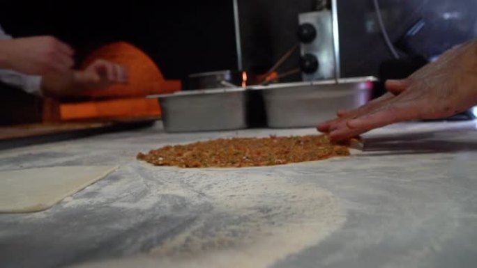 在石烤箱中烘烤lahmacun，黎凡特的传统食品