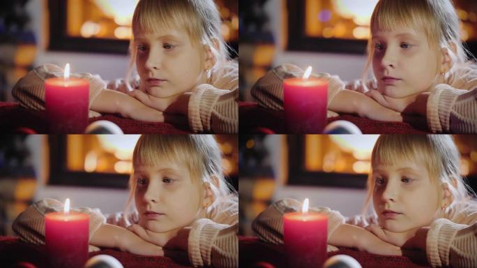 一个散落的孩子在壁炉旁看着蜡烛的肖像