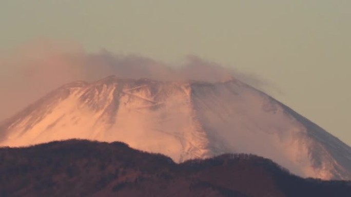 富士山的顶峰被朝阳照亮