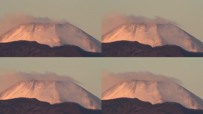 富士山的顶峰被朝阳照亮