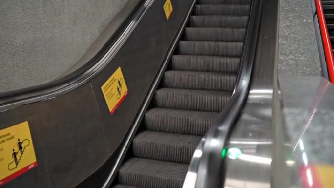 地下地铁站自动扶梯上行线和楼梯的视图。查找通往地下和地铁出口的空电动扶梯和楼梯的镜头。