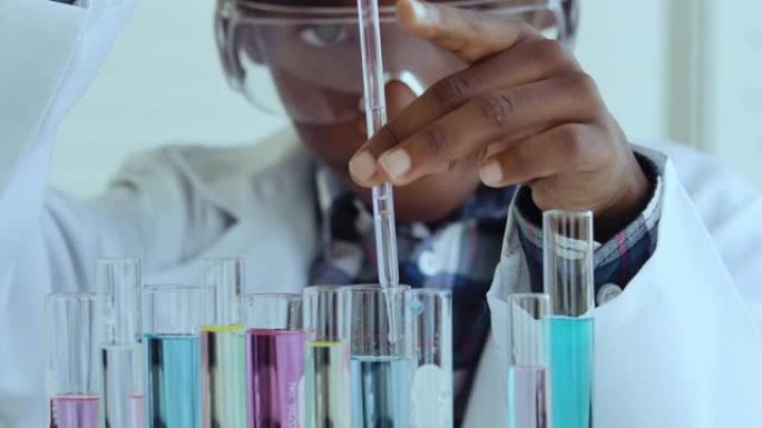 非洲民族学校学生在教室里进行科学实验。