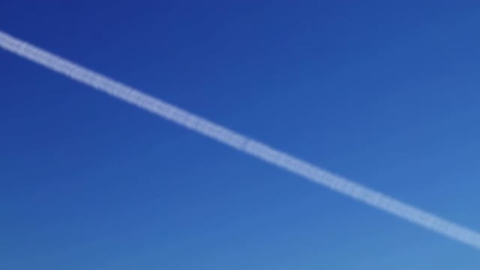 蓝天中的一架飞机