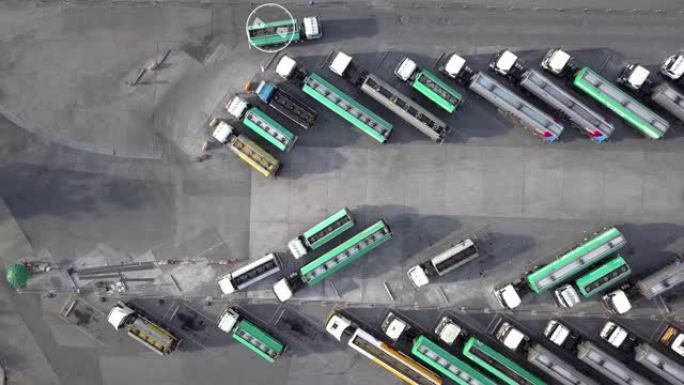 燃油汽油卡车与其他卡车一起在特殊停车场停车。智能人工智能未来概念