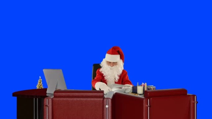 圣诞老人阅读信件和分类礼物，蓝屏Chromakey