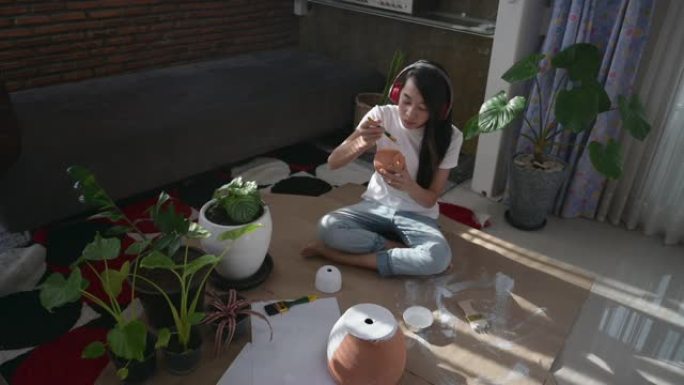 亚洲女性绘画植物盆