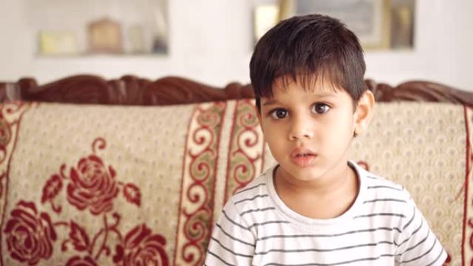 冠状病毒封锁期间在家中的印度孩子的肖像