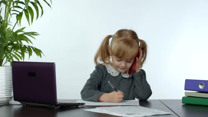 搞笑的小孩女孩老板经理动情地在手机上聊天，坐在电脑桌旁