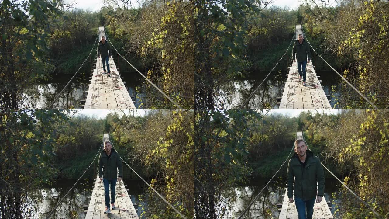 一位徒步旅行者越过木索桥，欣赏周围的景色。
