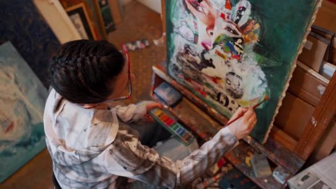 新浪潮女画家在画布上绘画抽象艺术品