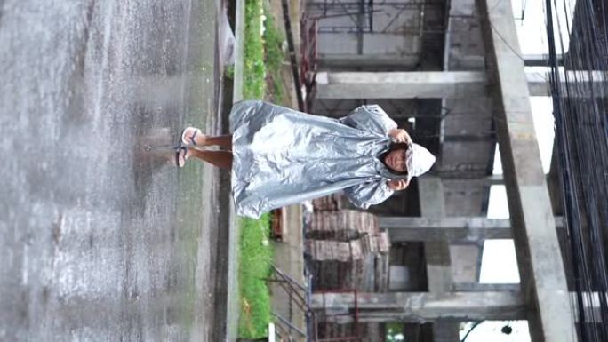 雨天穿雨衣的女人慢动作