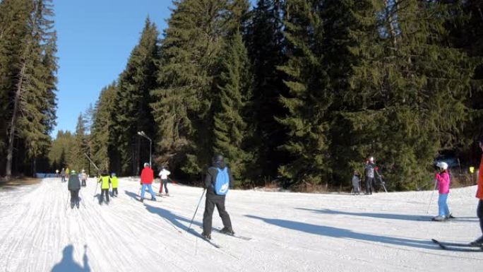 人们在保加利亚著名的滑雪胜地班斯科 (bansko) 开放滑雪