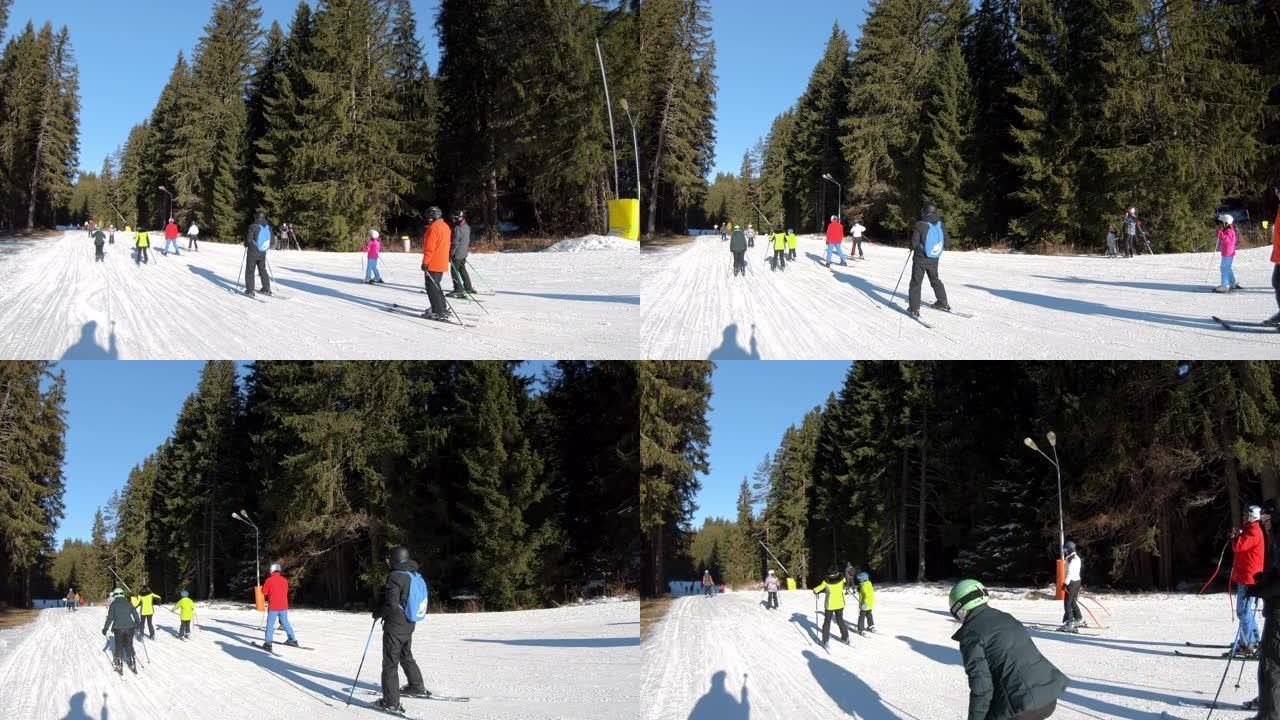 人们在保加利亚著名的滑雪胜地班斯科 (bansko) 开放滑雪