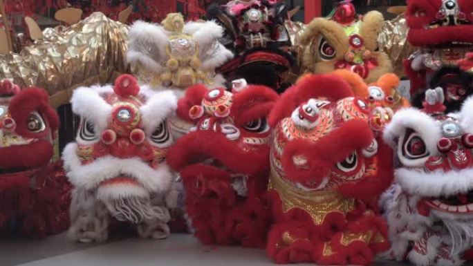 一群中国狮子在节日期间表演。